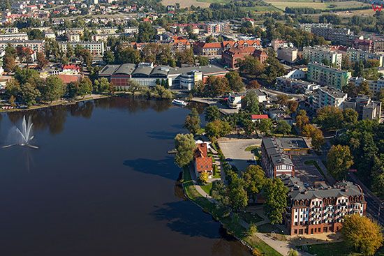 Ilawa, jezioro Jeziorak Maly i centrum miasta. EU, PL, Warm-Maz. Lotnicze.